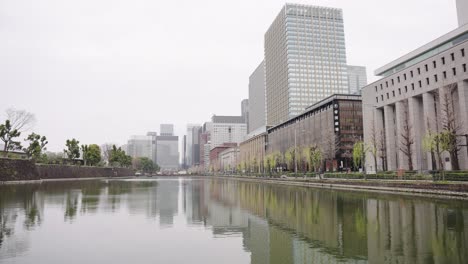 Ciudad-De-Tokio-Y-Foso-De-Hibiya,-Pan-Temprano-En-La-Mañana-Estableciendo-Tiro-Japón