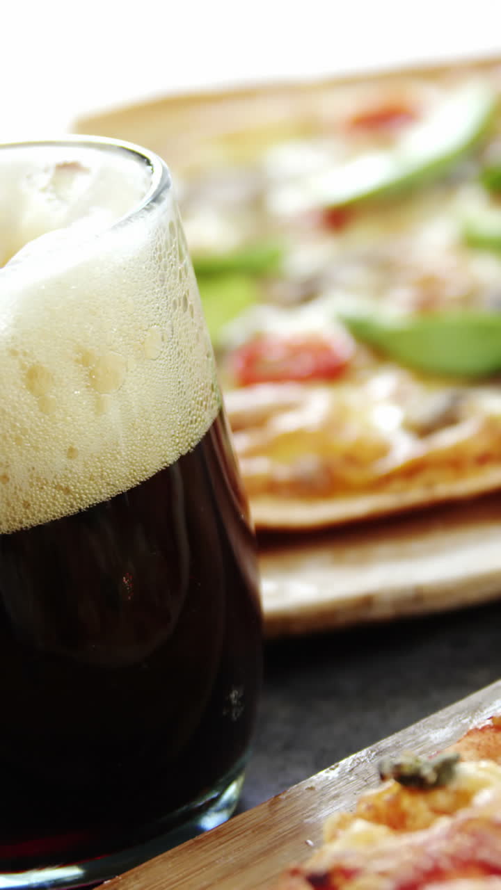 pizza deliciosa con vasos de cerveza y refrescos