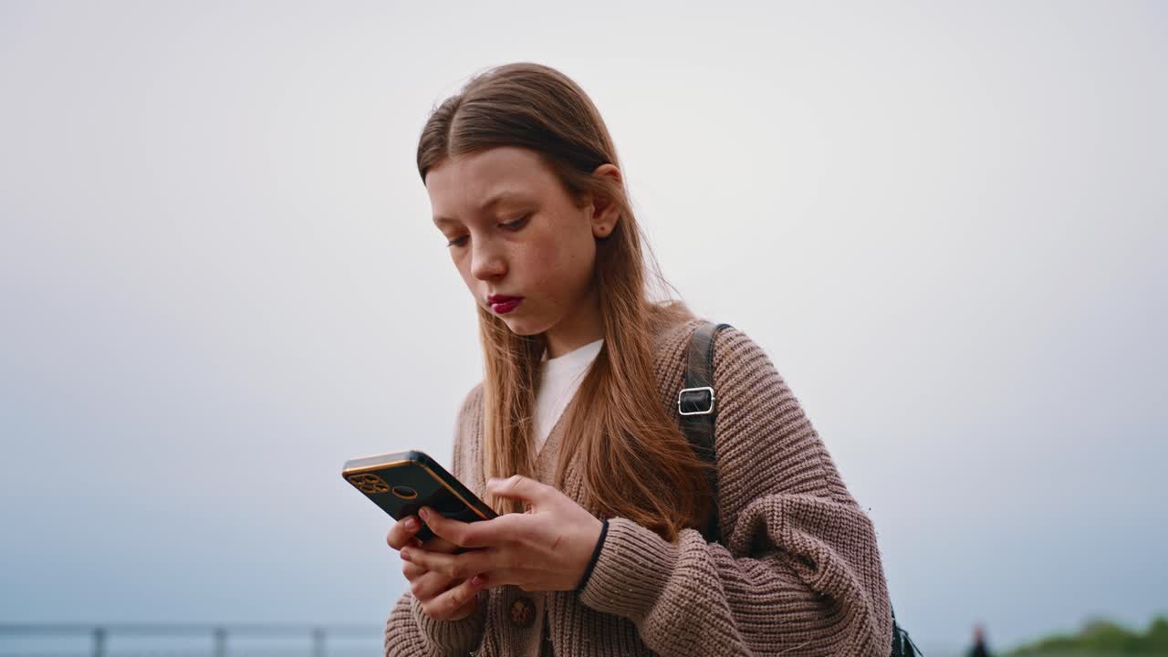 Ragazza che messaggia sullo smartphone