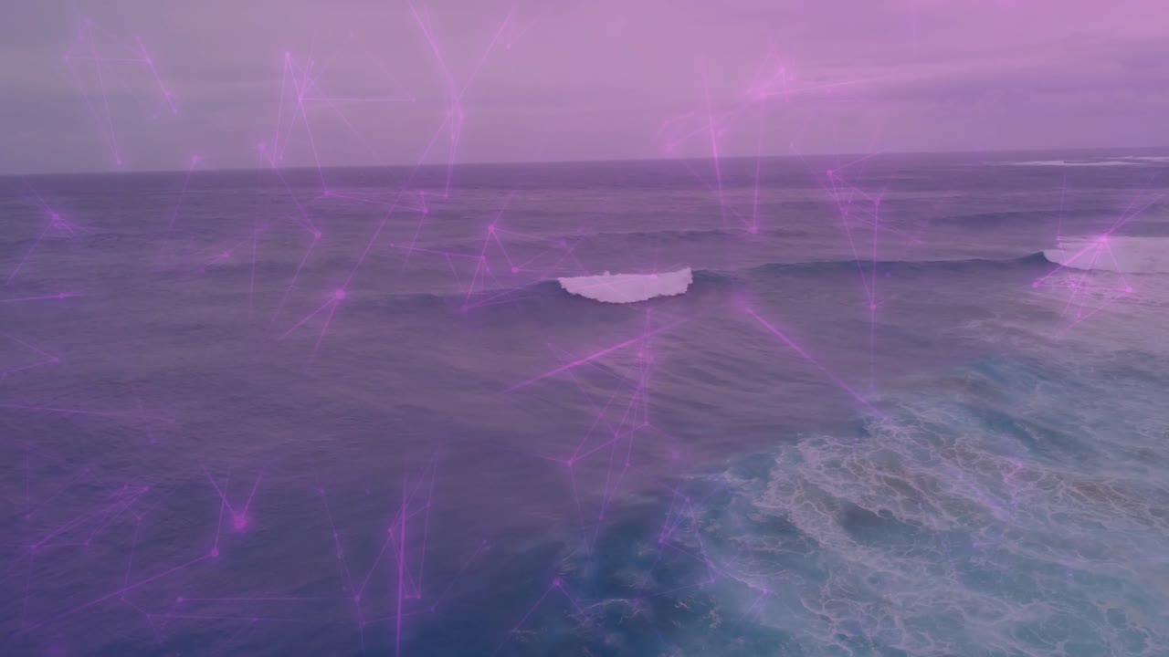 Oceano sotto un cielo nuvoloso che mostra una rete viola pulsante sopra cavalloni spumeggianti che si integrano nelle onde.
