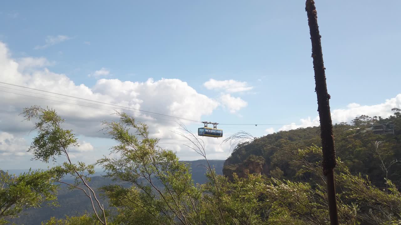 Lunga cabina gialla della funivia che attraversa la montagna alle Blue Mountains di Sydney.