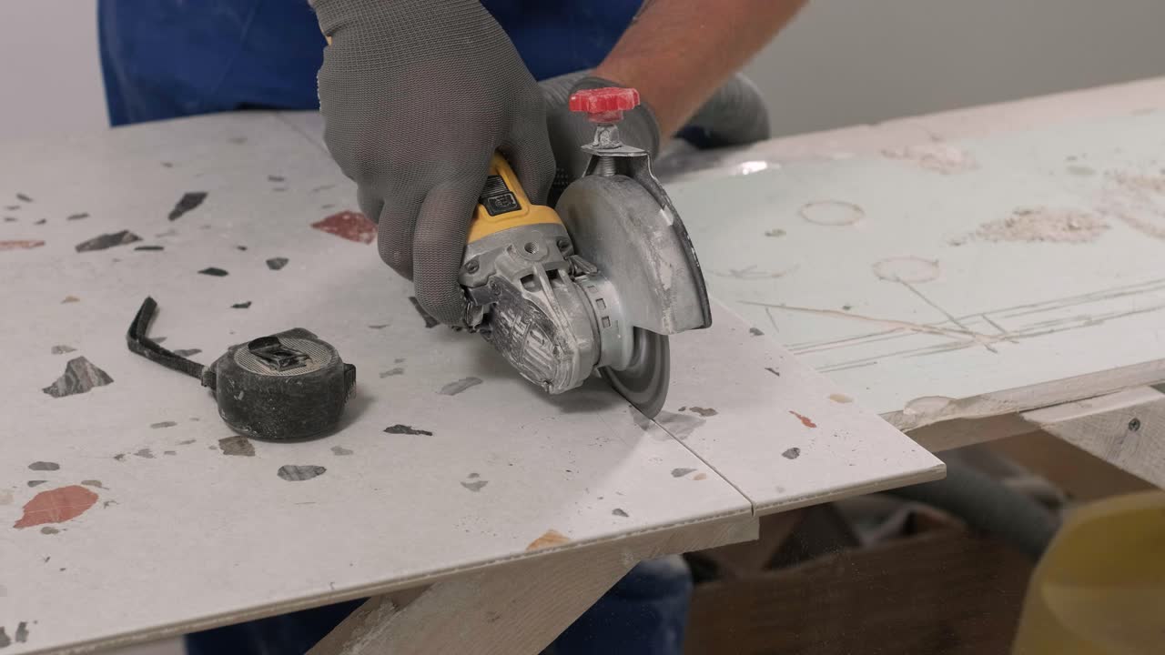 instalación de azulejos de cerámica para paredes - medición y corte de las piezas. construcción, renovación, reparación de apartamentos. cortes de azulejas. corte de baldosas