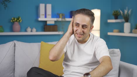 retrato de un hombre emocionado.
