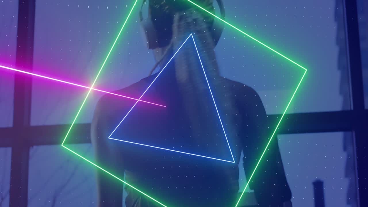 анимация неонового сканера, обрабатывающего данные над женщиной с наушниками, идущей по беговой дорожке