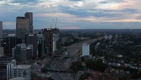 Sydneys-Stark-Befahrener-Cahill-Expressway-Mit-Autos,-Die-Abends-Nach-Der-Arbeit-In-Die-Stadt-Hinein--Und-Wieder-Herausfahren,-Aufgenommen-Von-Einer-Drohne