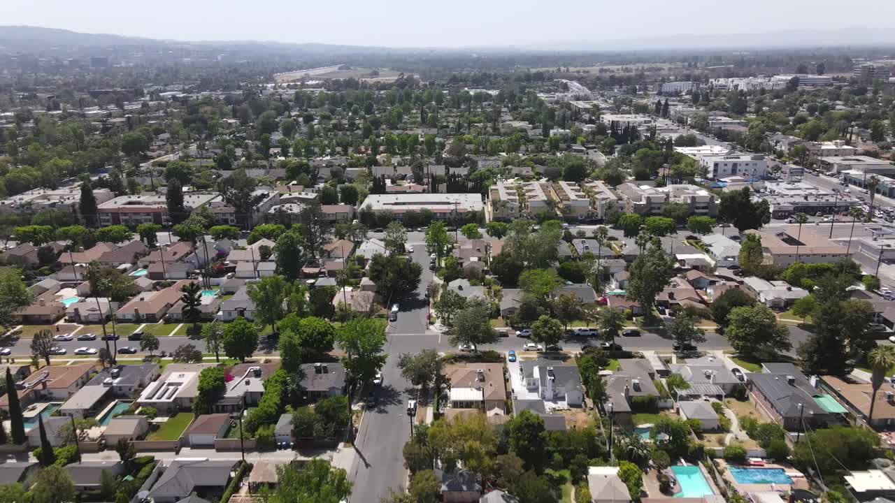 셔먼 오크스, 여름에 로스앤젤레스 도시 교외, 캘리포니아 4k 조감도
