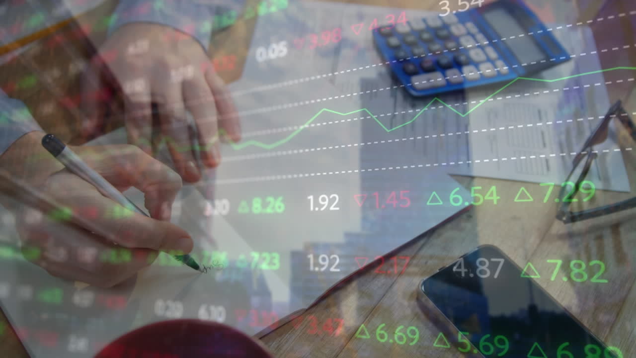 animación del procesamiento de datos del mercado de valores sobre la sección media del hombre que toma notas en la oficina