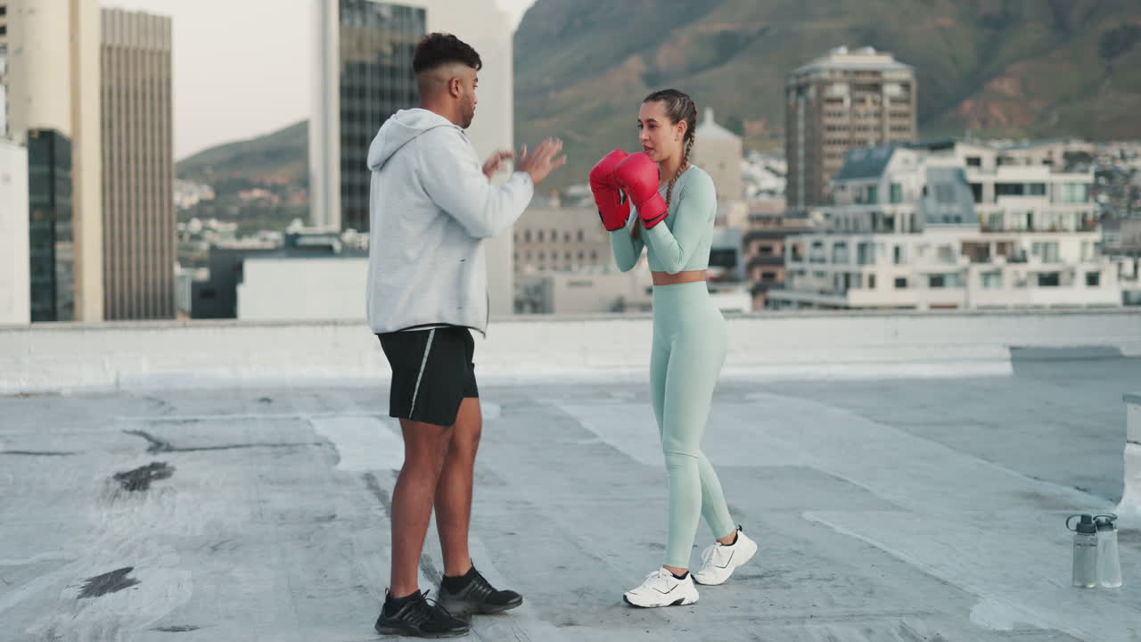 boxeo, pareja y entrenamiento de fitness en la calle