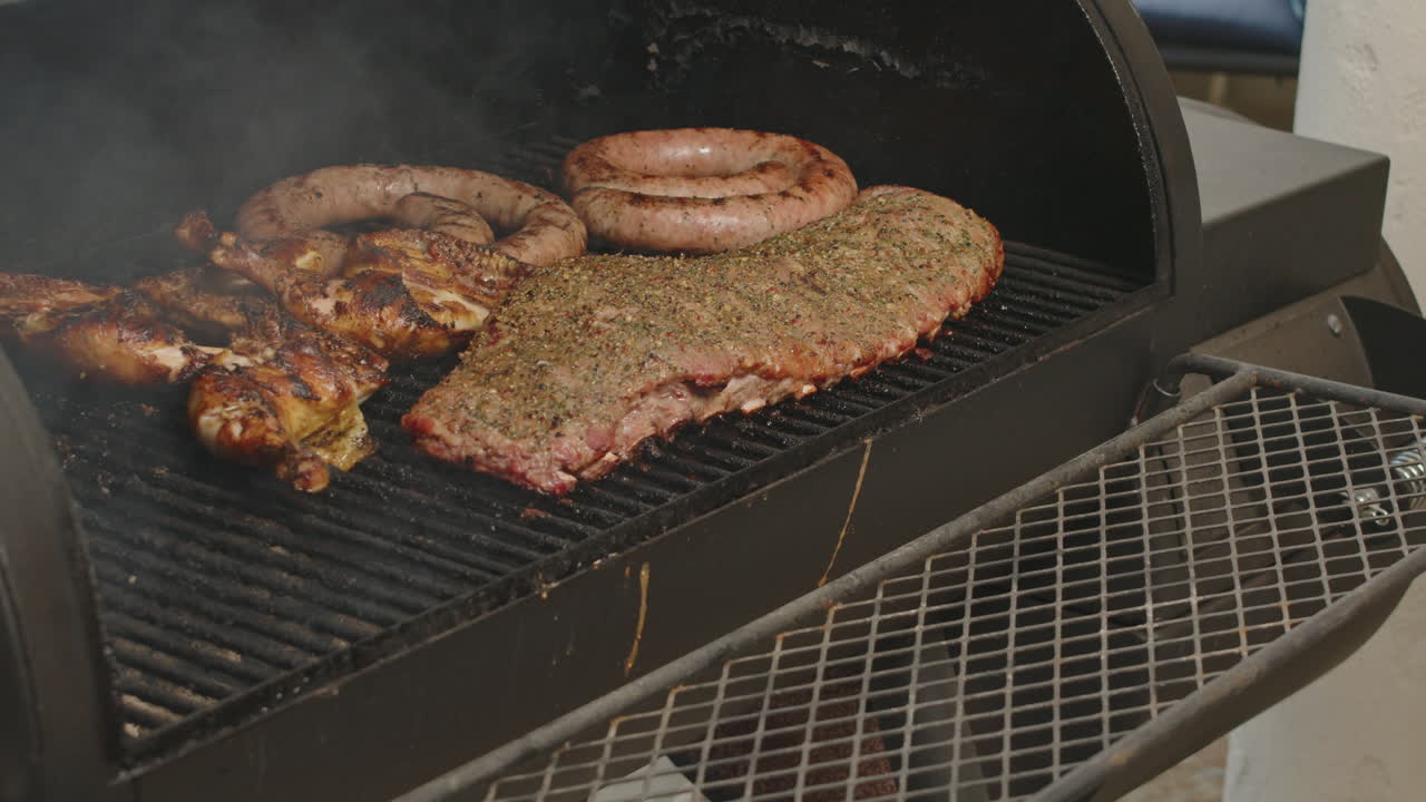남자가 그릴 된 바비 ⁇   ⁇ 다리, 갈비 ⁇ , 잎의 접시를 들고