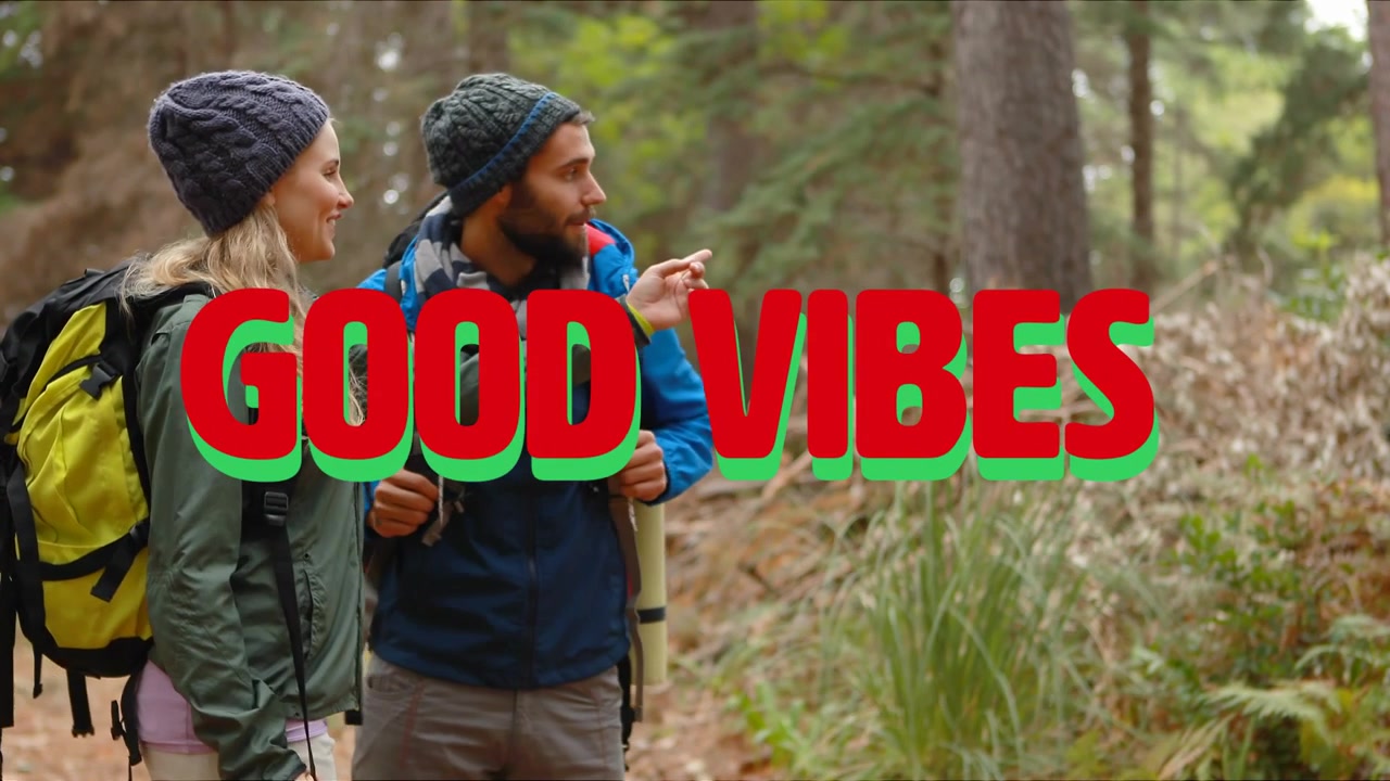 Turpar tar pause på sti, animert «GOOD VIBES» overlegg, leder oppover for reise
