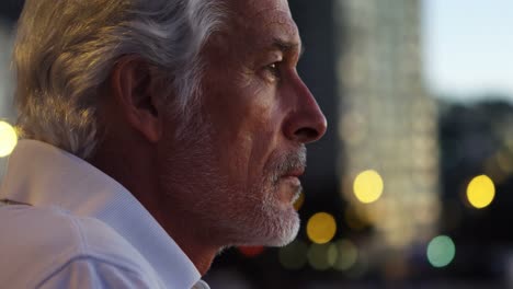 hombre mayor pensativo en la ciudad 4k