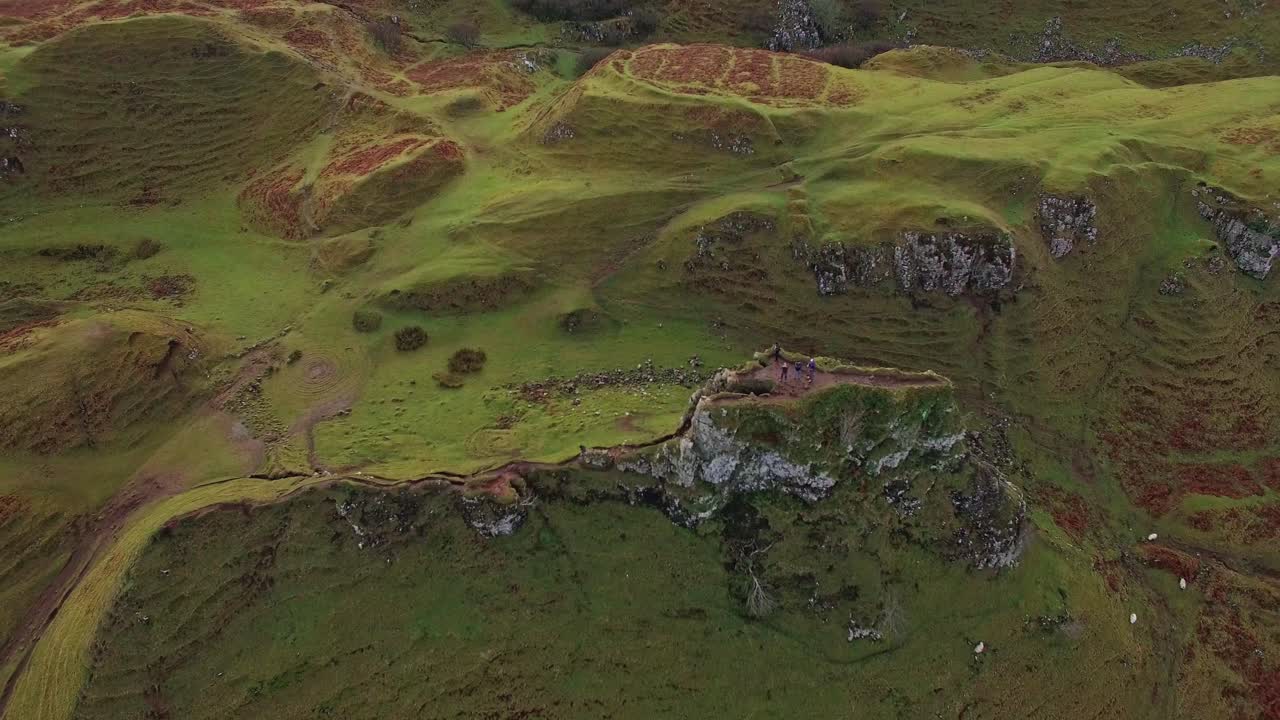 아일 오브 스카이 공중 영상 산, 페어리 글렌 강 및 지질 구조물 클립 14 - 드론