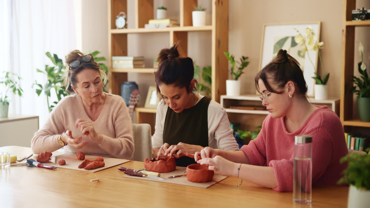 여자들이 도자기 기술을 배우고 있습니다.