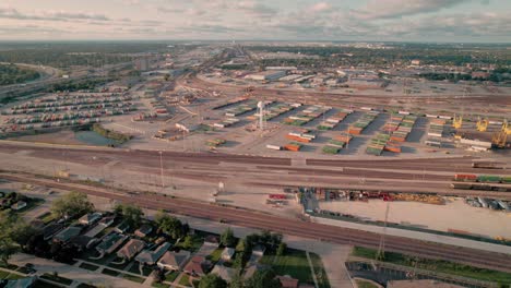 cerca de chicago - terminal intermodal ferrocarril con patio lleno de contenedores con chicago en el fondo