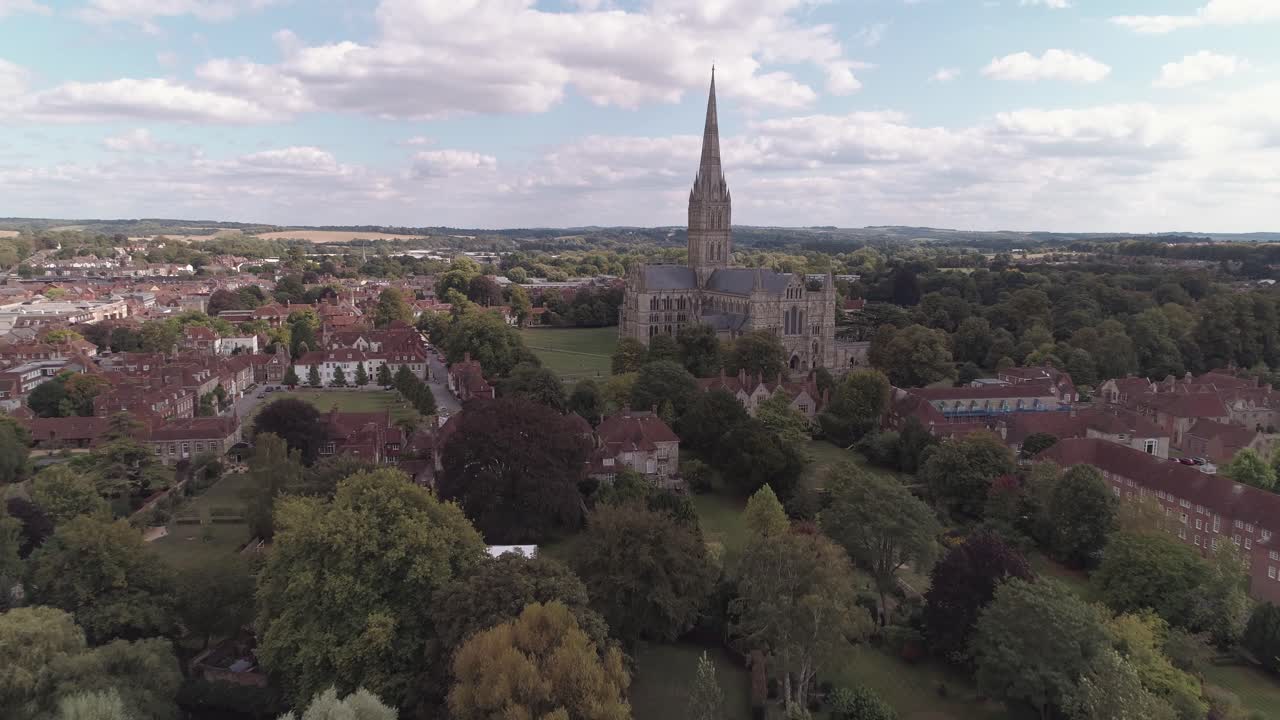도시 위의 살리스베리 대성당 동쪽에서 공중 접근