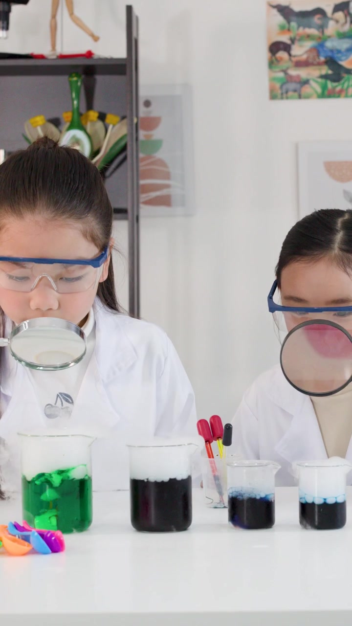 Anak Perempuan Muda Berjas Lab Mengamati Percobaan Ilmiah