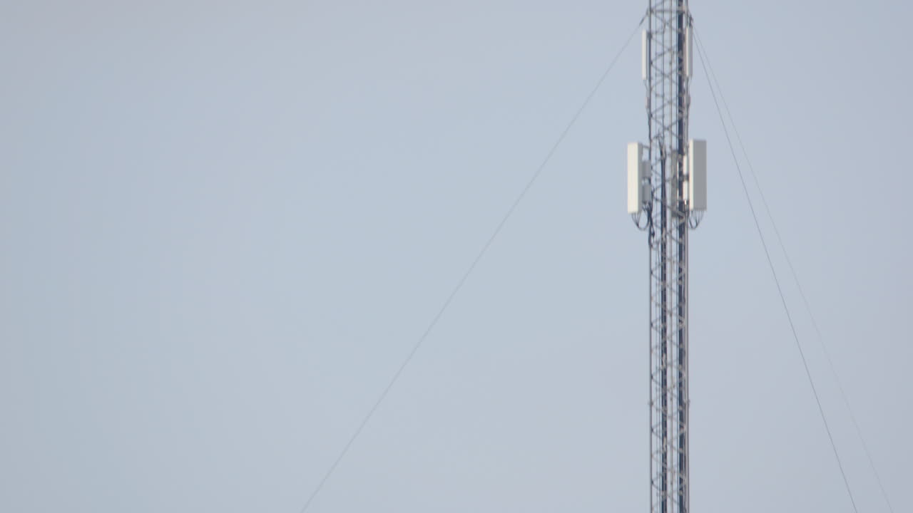 revelación inclinada de la alta estructura del mástil del teléfono móvil contra el cielo, espacio de copia