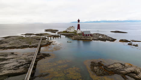 Pasarela-De-Madera-Conduce-Al-Faro-De-Tranoy-En-Hamaroy,-Nordland,-Noruega