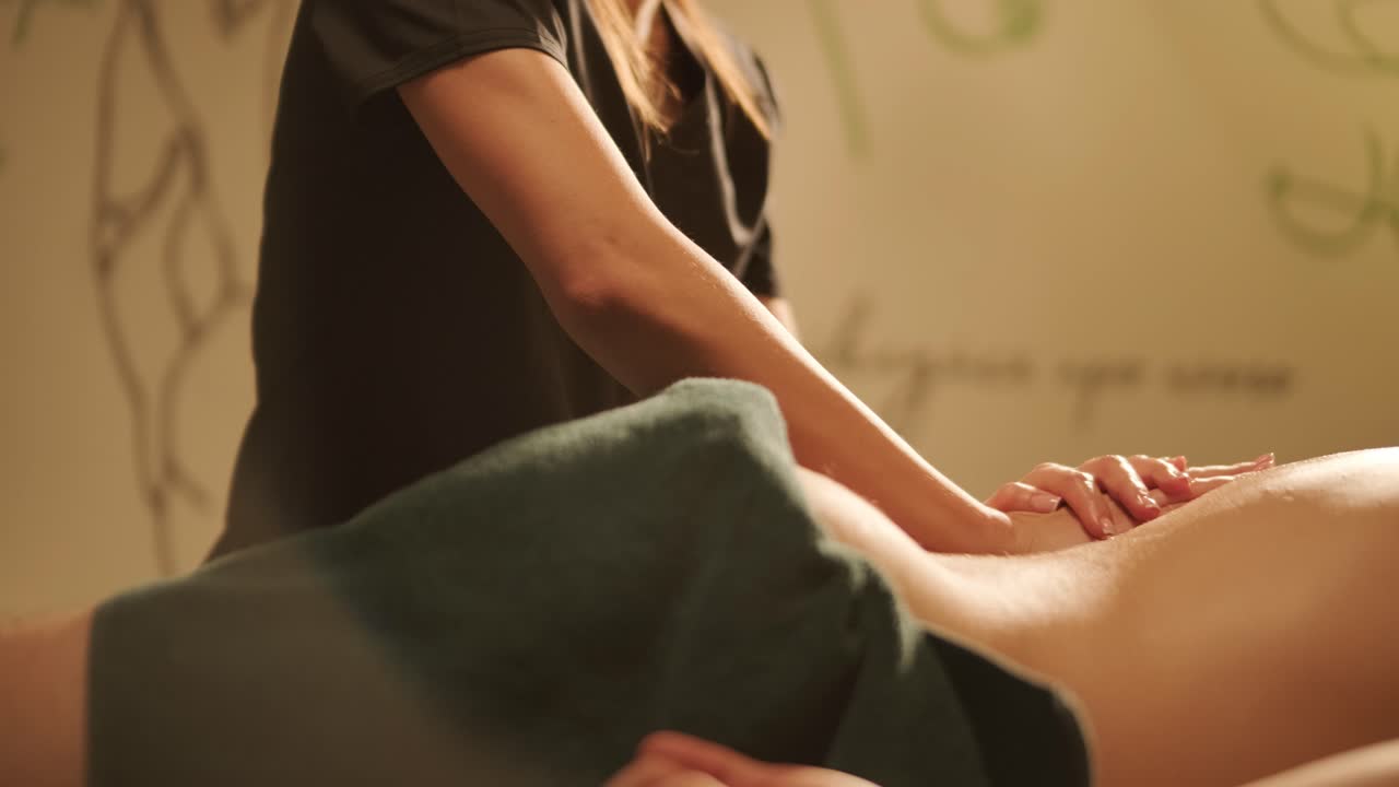 masajista profesional que realiza masajes de relajación