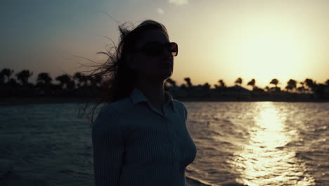 una chica bonita caminando por la costa, una mujer hermosa descansando en la playa por la noche.