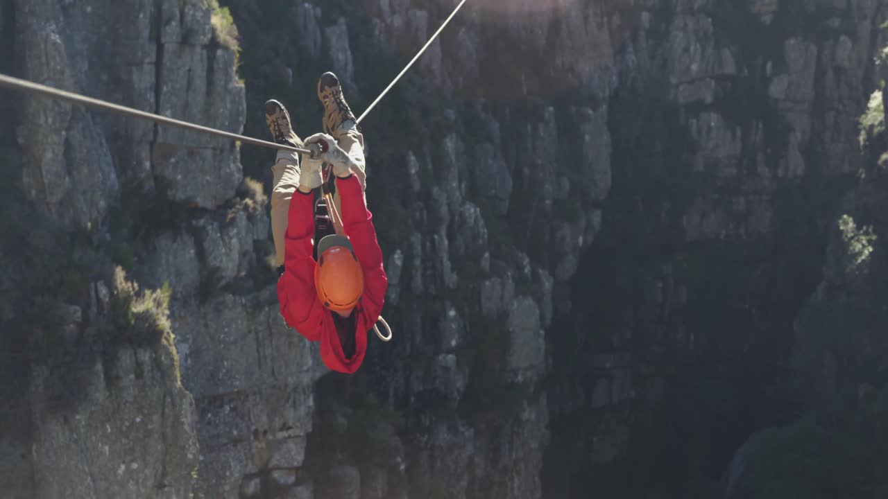 Junger kaukasischer Mann macht Ziplining.