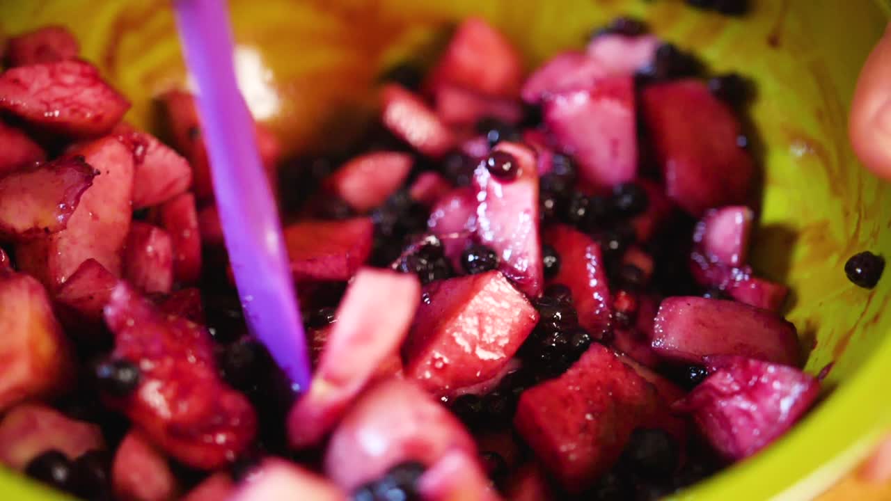 파이 채우기를 위해 그릇에 혼합 과일을 닫습니다.