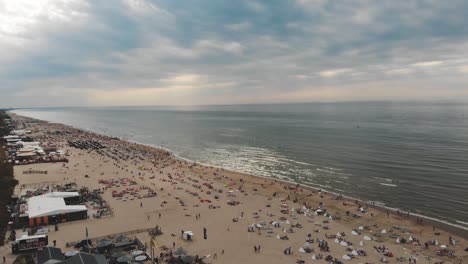 Imágenes-Aéreas-Sobrevolando-Una-Playa-Costera-De-La-Ciudad-De-Zandoort,-Países-Bajos-A-Lo-Largo-Del-Mar-Del-Norte