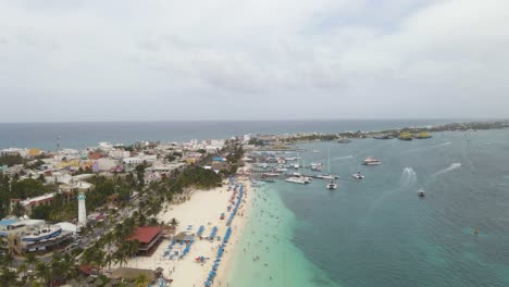 Isla-Mujeres,-Popular-Isla-Mexicana-En-El-Mar-Caribe,-Vista-Aérea-4k