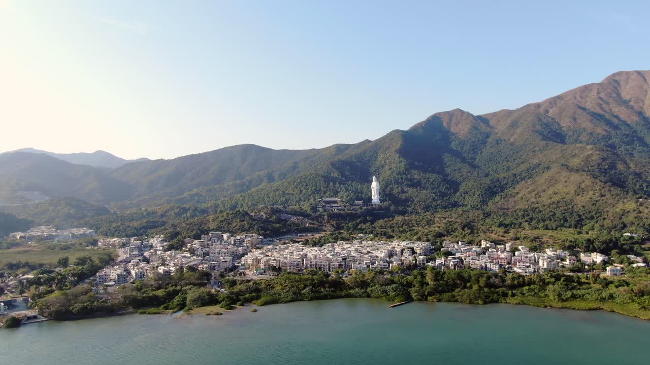 홍콩 tsz shan 수도원 지역과 유명한 avalokitesvara guan yin 동상, 자비의 여신의 조감도