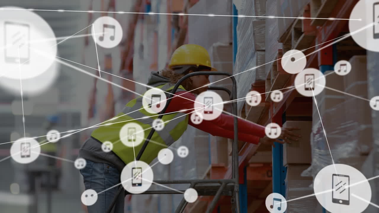 red de iconos digitales contra una trabajadora afroamericana que trabaja en un almacén