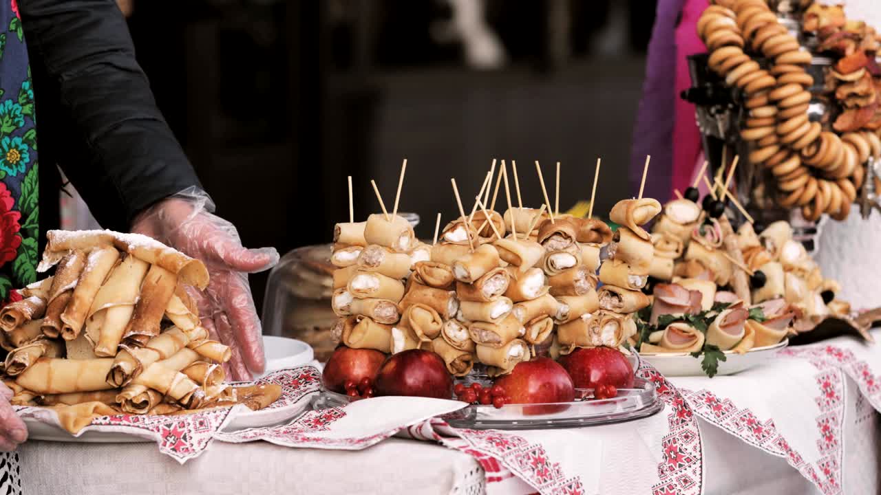 Cucina tradizionale bielorussa - Frittelle con ripieni diversi. Attributo della celebrazione popolare tradizionale della festa nazionale slava orientale Maslenitsa. Festa invernale-primaverile