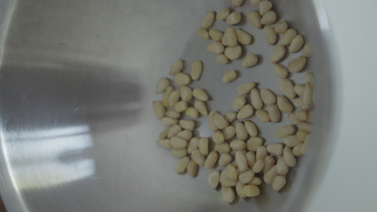 신선 한 이탈리아 페스토 를 위한 스테인리스 스 그 에 있는 소나무 견과류 와 올리브 기름