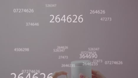 animación del procesamiento de datos sobre las manos de una mujer caucásica sosteniendo medicamentos