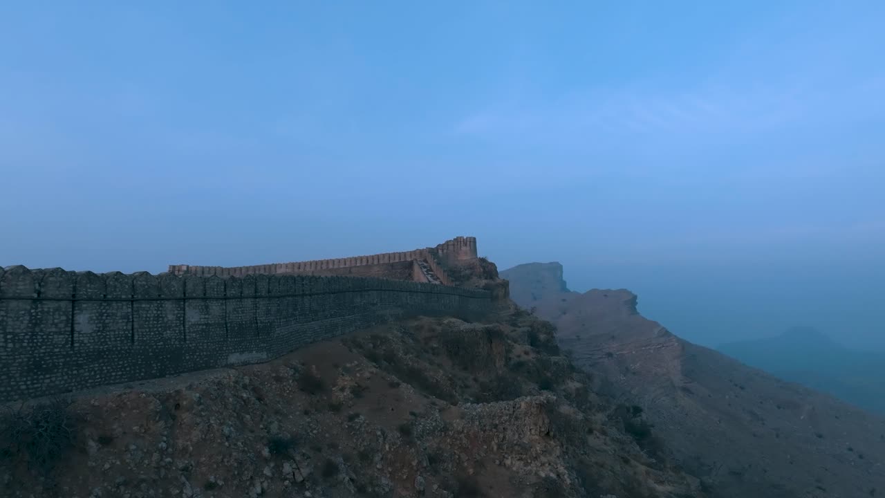 tomada de avión no tripulado del fuerte de ranikot de sindh en pakistán con el paisaje del cielo en el fondo
