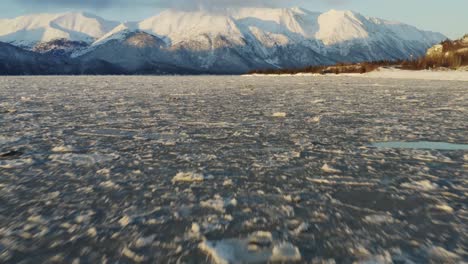 Das-Sonnenlicht-Der-Goldenen-Stunde-Beleuchtet-Die-Beeindruckende-Bergkette-In-Alaska,-Luftpfanne