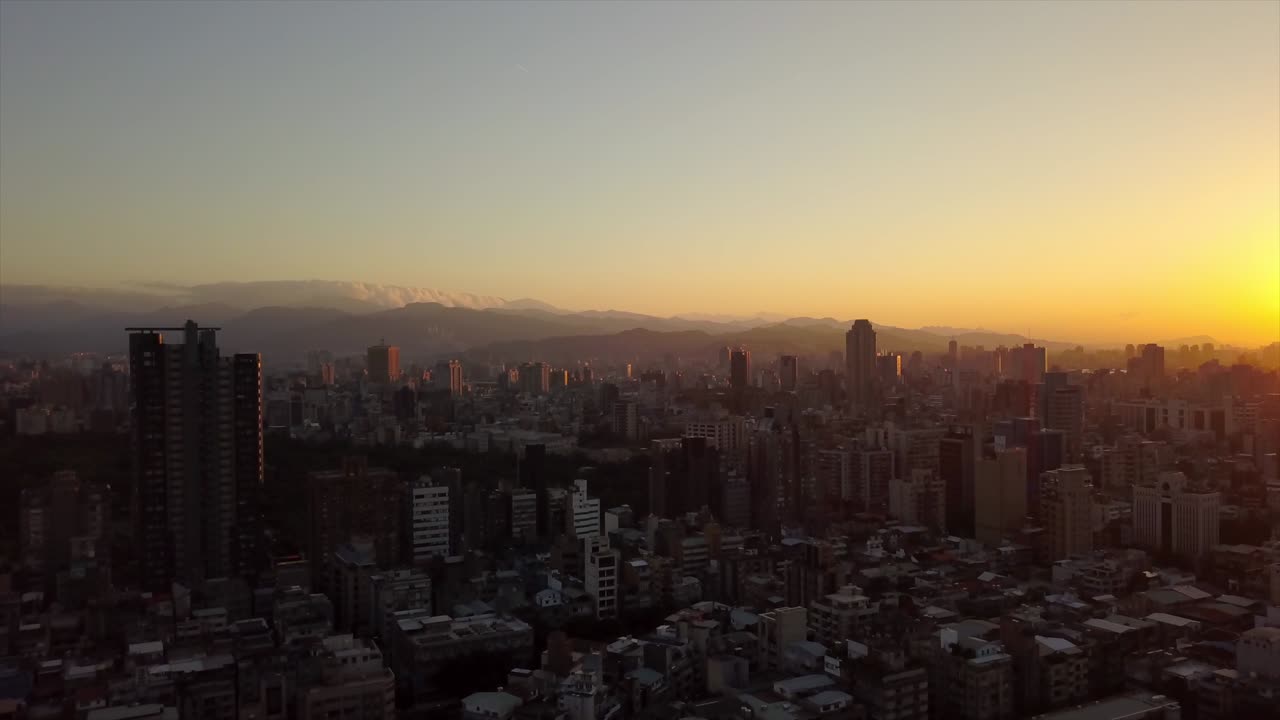 hora del atardecer de taiwán paisaje urbano de taipei panorama aéreo 4k