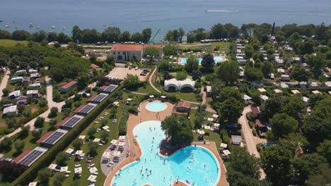 Toma-Aérea-De-La-Piscina-Del-Camping-Fornella-En-El-Lago-De-Garda,-Italia.