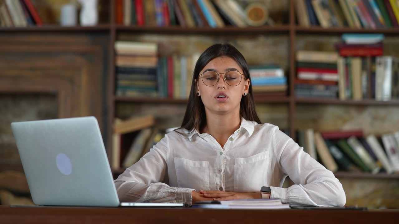 joven en una reunión en línea