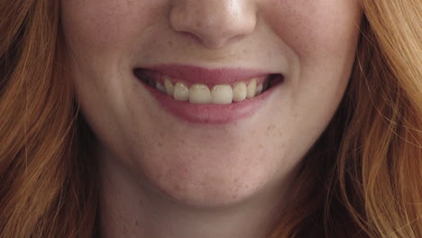 Nahaufnahme-Einer-Frau-Mit-Lächelndem-Mund,-Weichen-Lippen-Und-Gesunden-Weißen-Zähnen,-Rotem-Kopf,-Weiblich