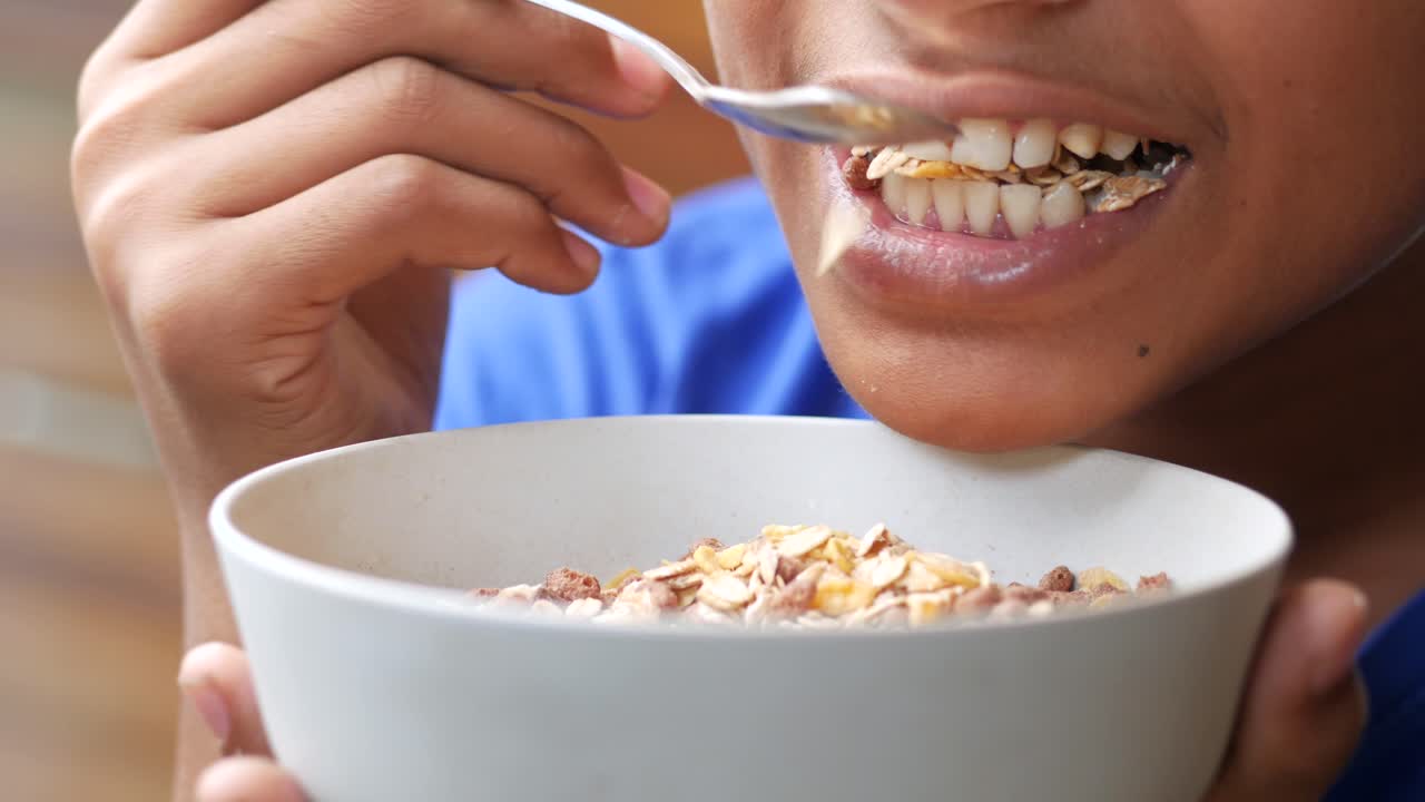 persona que come cereales