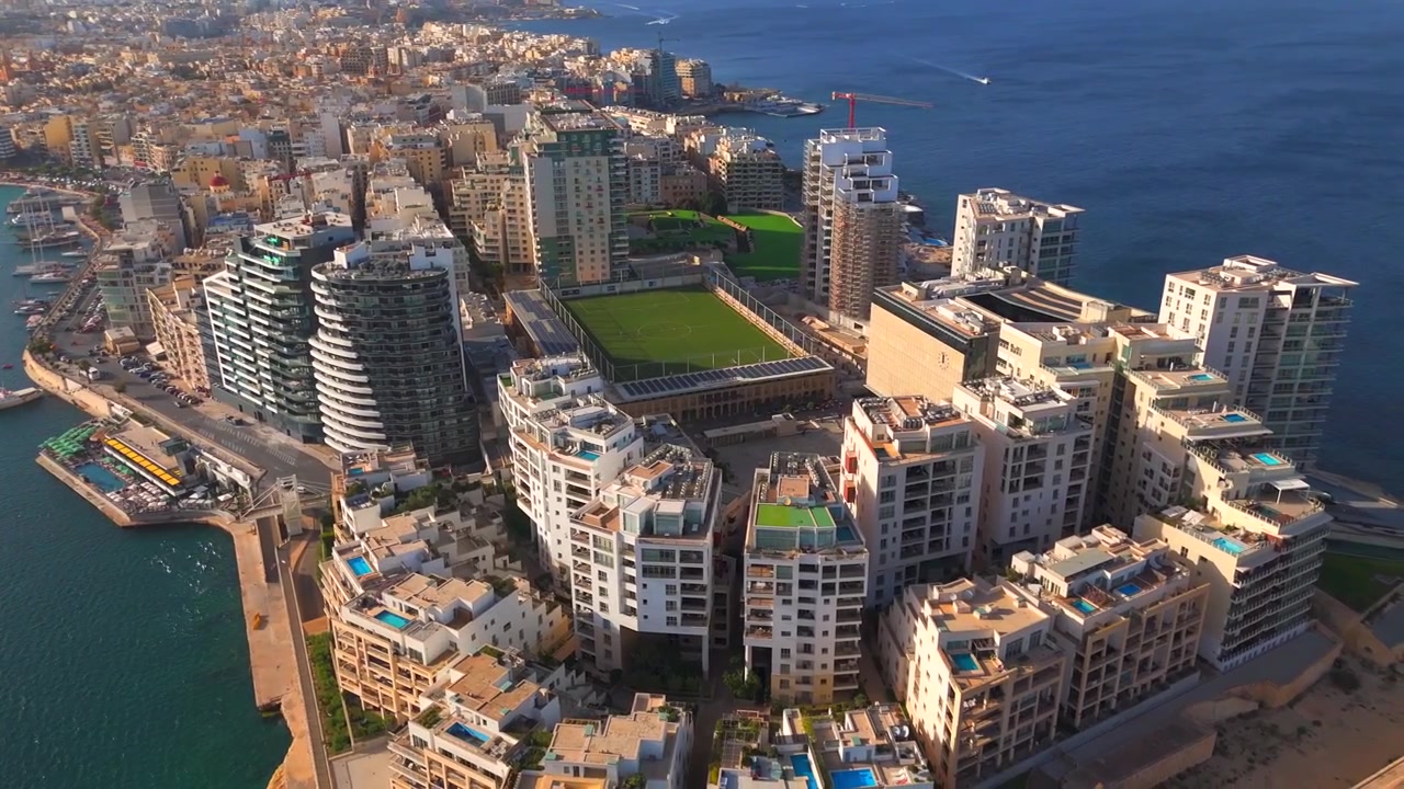 Esplora Sliema, Malta, come mai prima d'ora con le nostre incredibili riprese con drone! Assisti alla fusione di modernità e tradizione mentre la telecamera scivola sui suoi punti di riferimento iconici e paesaggi mozzafiato.