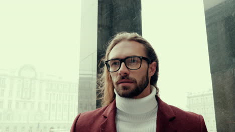 atractivo hombre hipster barbudo en abrigo de moda rojo