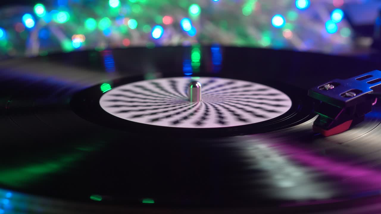 Disco de vinilo con luces de Navidad y Año Nuevo, primer plano
