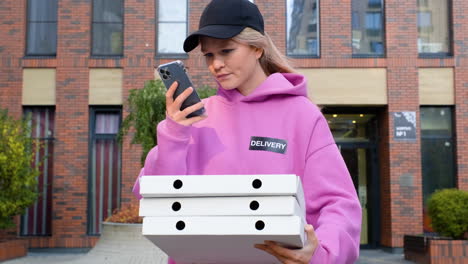 Mujer-Joven-Sosteniendo-Cajas-De-Cartón-De-Pizza-En-La-Calle.