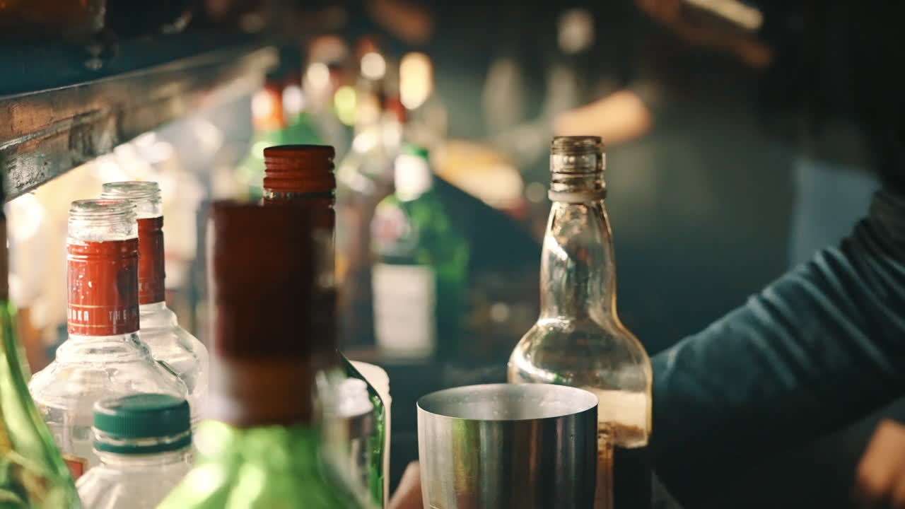 Barmen Kokteyl İçin Jigger'a Alkol Döküyor