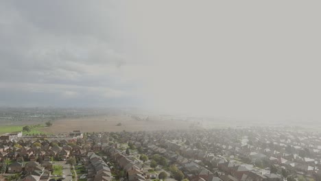 Lapso-De-Tiempo-De-Nubes-Bajas-Sobre-Un-Barrio-Residencial-En-Toronto