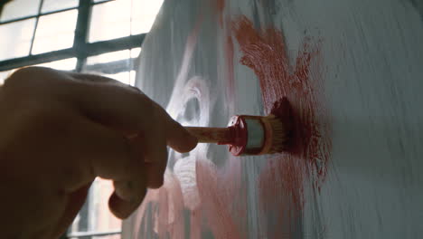 artista pintando en el interior