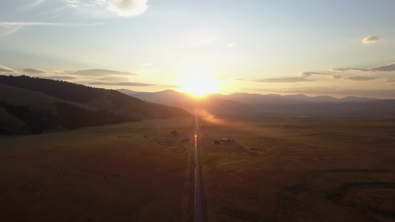 바위산에 황금빛 태양이 지면 목초지 위로 공중이 떠오른다