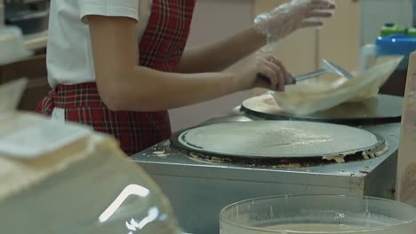 Herstellung-Von-Pfannkuchen-In-Einem-Pfannkuchenladen