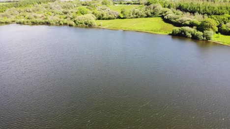 Aérea-Sobre-Las-Tranquilas-Aguas-Del-Lago-Roadford.-Muñequita-Hacia-Adelante